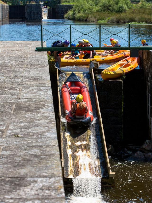 Glissière pour kayaks sur le Canal de Nantes à Brest, à la base nautique de Glomel