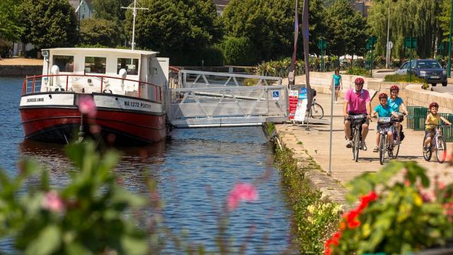 Péniche, accueillant l'Office de tourisme à Pontivy, sur le Canal de Nantes à Brest