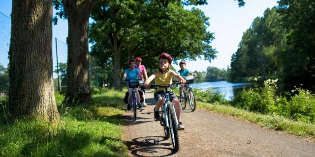 Promenade en famille à vélo sur le chemin de halage le long du Canal de Nantes à Brest