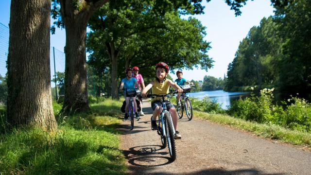 Promenade en famille à vélo sur le chemin de halage le long du Canal de Nantes à Brest