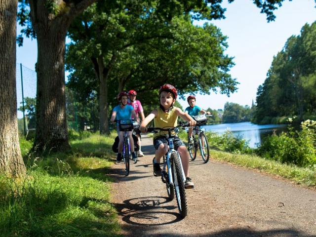 Promenade en famille à vélo sur le chemin de halage le long du Canal de Nantes à Brest