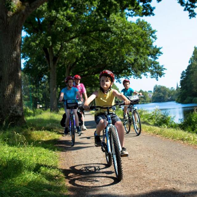 Promenade en famille à vélo sur le chemin de halage le long du Canal de Nantes à Brest