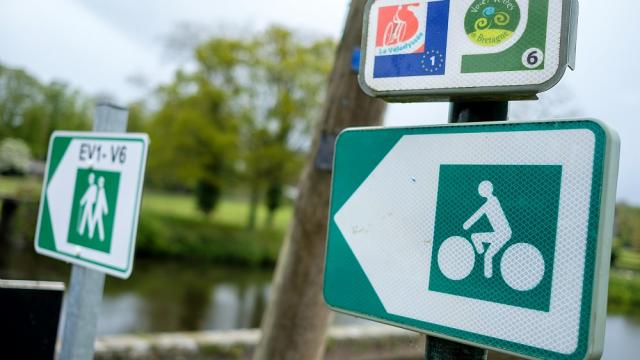 Panneaux indiquant les accès à la Vélodyssée et à la Voie Verte N°6, au niveau du Canal de Nantes à Brest