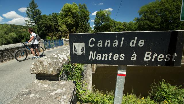 Panneau indiquant un pont aux cyclotouristes pour enjamber le Canal de Nantes à Brest