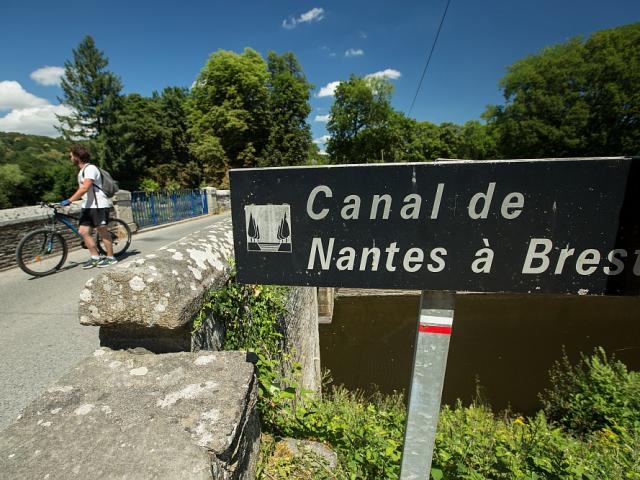 Panneau indiquant un pont aux cyclotouristes pour enjamber le Canal de Nantes à Brest