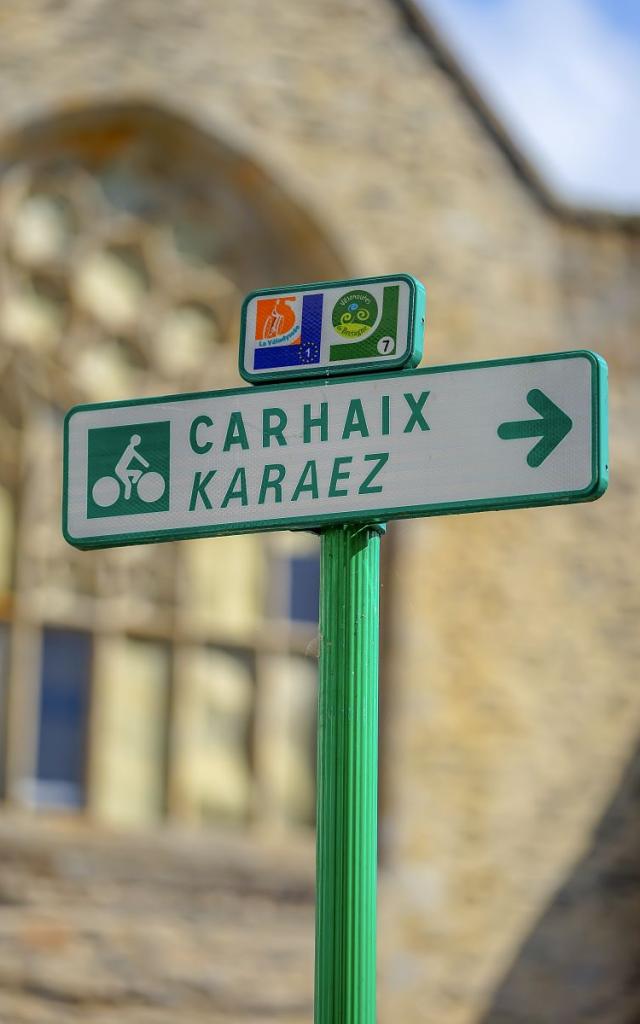 Panneau directionnel vers Carhaix sur le parcours de la Vélodyssée