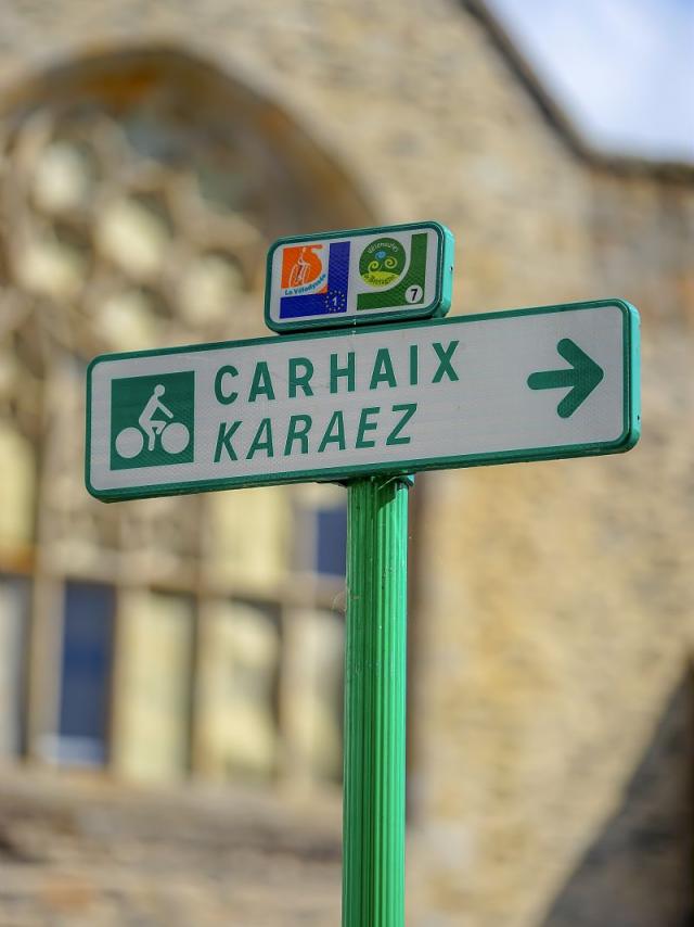 Panneau directionnel vers Carhaix sur le parcours de la Vélodyssée