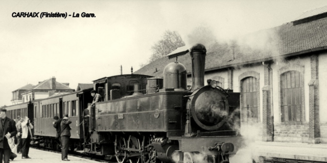 Carte postale ancienne du train à vapeur à la Gare de Carhaix