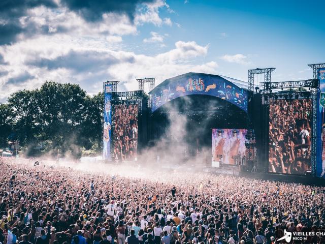 Ambiance avec la foule au festival gigantesque des Vieilles Charrues