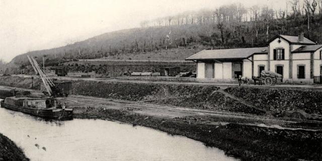 Carte postale de Port-de-Carhaix avec son ancienne gare surplombant le trafic de marchandises sur le Canal de Nantes à Brest