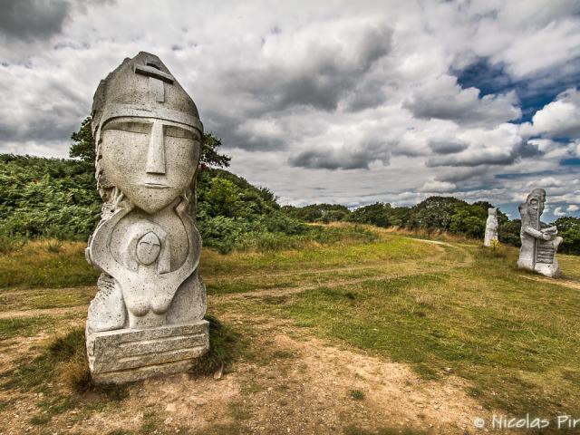 Statue de Saint-Samson, un des sept saints-fondateurs, autour de la motte féodale à la Vallée des Saints à Carnoët