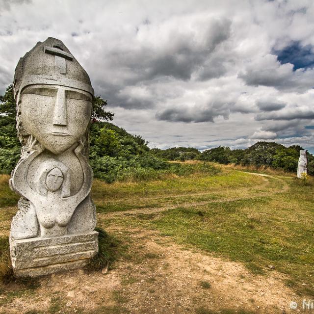 Statue de Saint-Samson, un des sept saints-fondateurs, autour de la motte féodale à la Vallée des Saints à Carnoët