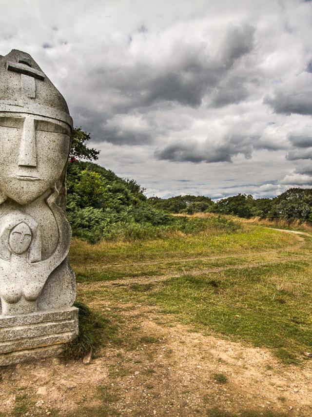 Statue de Saint-Samson, un des sept saints-fondateurs, autour de la motte féodale à la Vallée des Saints à Carnoët