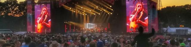 Foule devant la scène Glenmor au concert dantesque du groupe Arcade Fire en 2017, au Festival des Vieilles Charrues à Carhaix