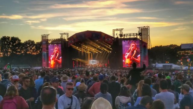 Foule devant la scène Glenmor au concert dantesque du groupe Arcade Fire en 2017, au Festival des Vieilles Charrues à Carhaix