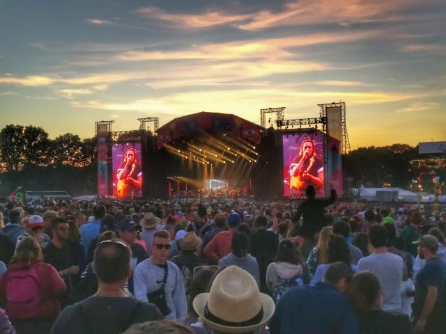 Foule devant la scène Glenmor au concert dantesque du groupe Arcade Fire en 2017, au Festival des Vieilles Charrues à Carhaix