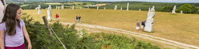 Visite en famille à la Vallée des Saints à Carnoët, en Coeur de Bretagne. Vue panoramique sur les statues 