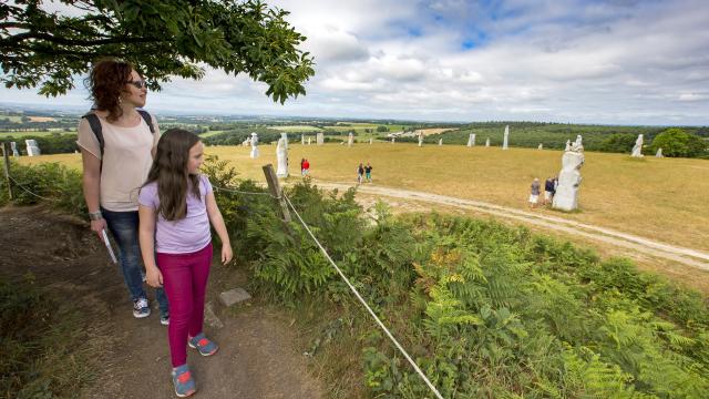 Visite en famille à la Vallée des Saints à Carnoët, en Coeur de Bretagne. Vue panoramique sur les statues 