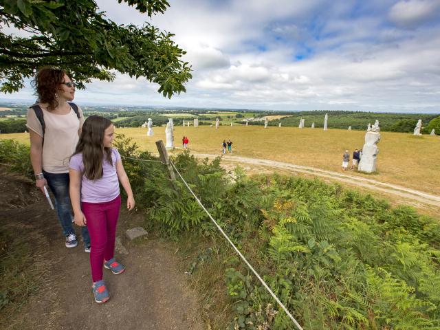 Visite en famille à la Vallée des Saints à Carnoët, en Coeur de Bretagne. Vue panoramique sur les statues 