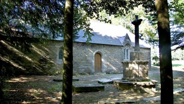 A la découverte du patrimoine caché du Poher avec la Chapelle Saint-Idunet et son calvaire à Plounévézel