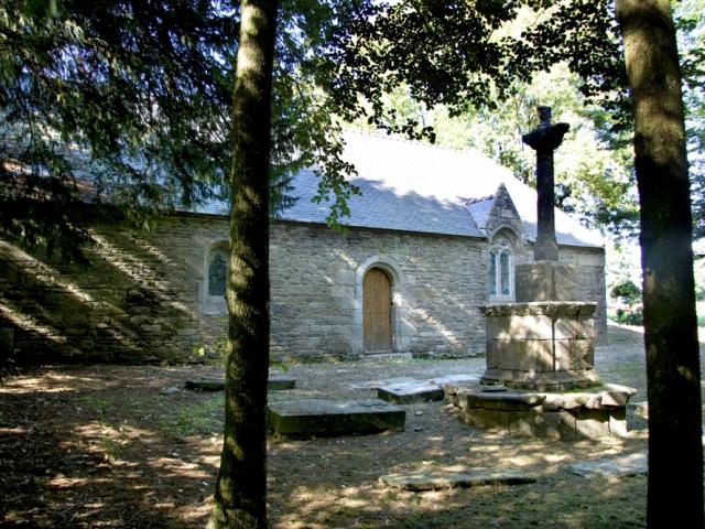 A la découverte du patrimoine caché du Poher avec la Chapelle Saint-Idunet et son calvaire à Plounévézel