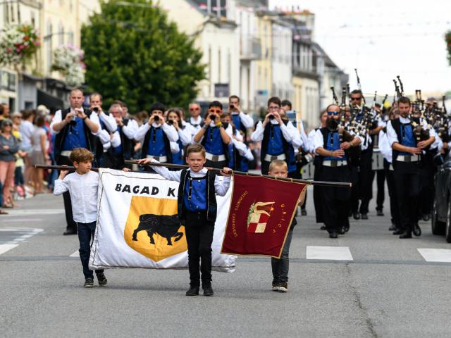 Défilé dans la rue principale des bagadoù et cercles celtiques lors du 