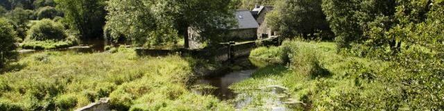 Nature et ressourcement au Moulin Meur, ancien Moulin à eau au bord de la rivière l'Hyères à Carhaix