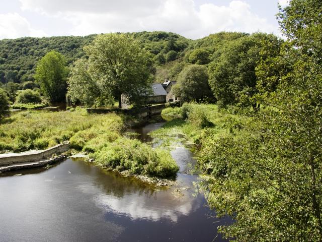 Nature et ressourcement au Moulin Meur, ancien Moulin à eau au bord de la rivière l'Hyères à Carhaix