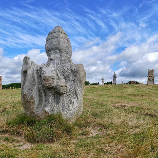 Statue de Saint-Cornély transformant les soldats qui le poursuivent en bloc de pierre, à La Vallée des Saints. Instagram #carnoet