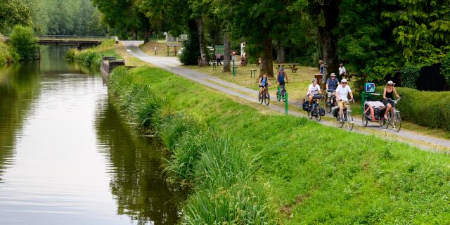 Cyclotouristes le long du Canal