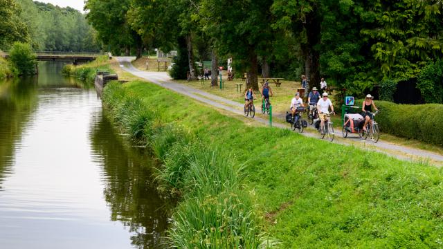 Cyclotouristes le long du Canal