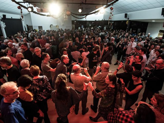 Sonneurs et danseurs au Fest-noz de fin d'année 